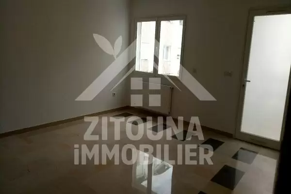 Vous cherchez une maison à l'achat à proximité de tous les services ? Agence Zitouna Immobiliers vous propose une belle occasion pour ceux qui veulent vivre dans un cadre de haut standing aux normes