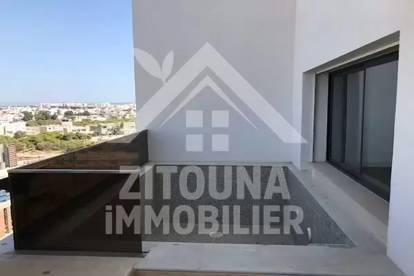 A louer un appartement avec piscine au Lac 2 et un ascenseur privé