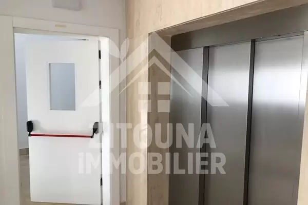 A louer un appartement avec piscine au Lac 2 et un ascenseur privé