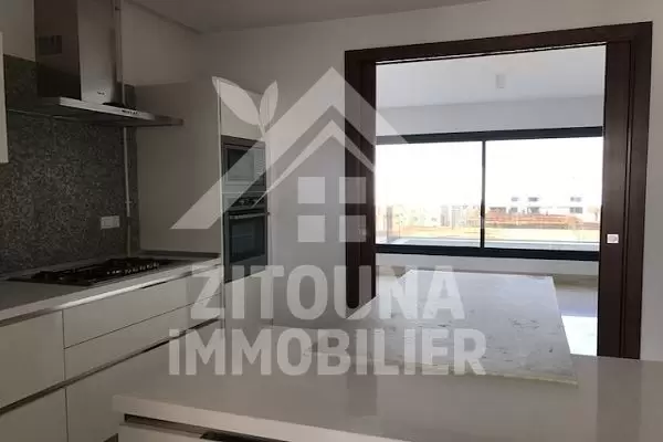 A louer un appartement avec piscine au Lac 2 et un ascenseur privé