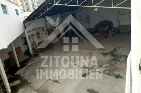 une opportunité d’investissement à vendre fond et mur pour un dépôt de 1620m² , à l'Aouina