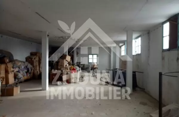 une opportunité d’investissement à vendre fond et mur pour un dépôt de 1620m² , à l'Aouina