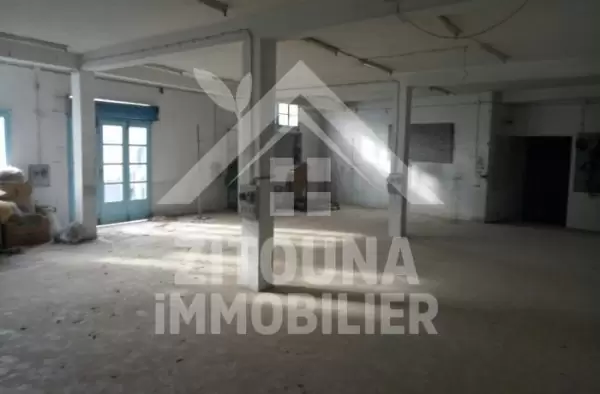une opportunité d’investissement à vendre fond et mur pour un dépôt de 1620m² , à l'Aouina