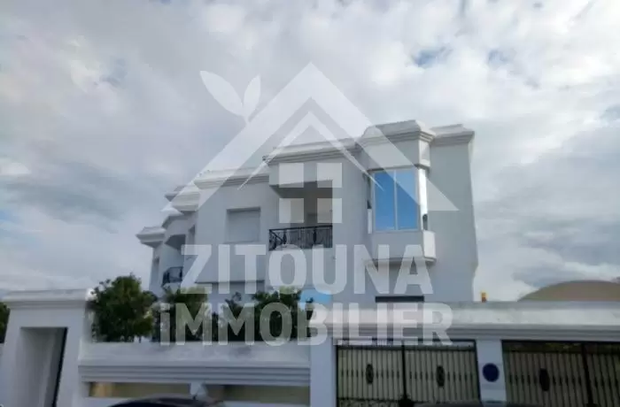 A louer une villa de luxe aux berges du lac