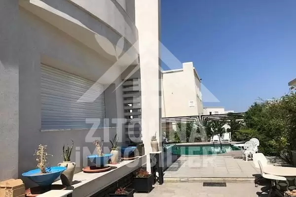 A louer une demeure de charme meublée avec 2 piscines et cheminée au Lac 2