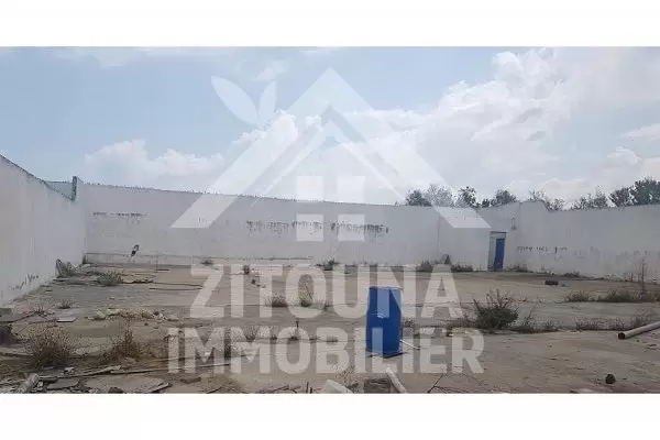 A louer un entrepôt de 3000 m2 dans la zone industrielle de Rades