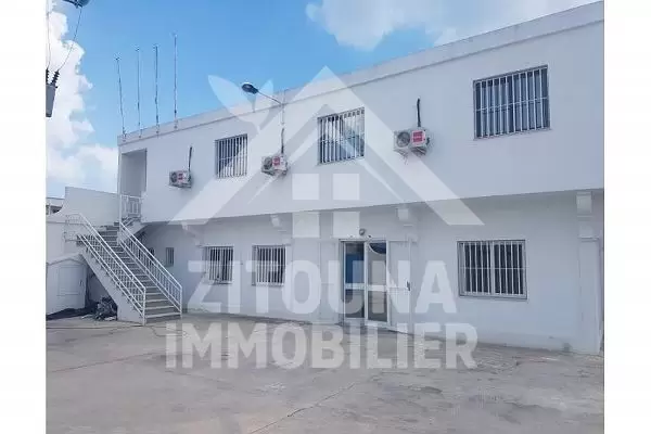 A louer un entrepôt de 3000 m2 dans la zone industrielle de Rades