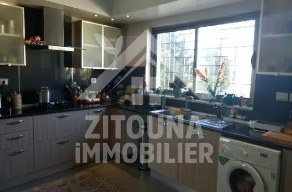 A louer un étage de villa de haut standing à la Marsa