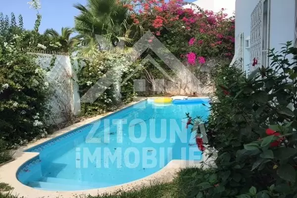 A louer un rez de chaussée de belle villa à La Marsa pieds dans l'eau pour vacances à partir de mi-juin