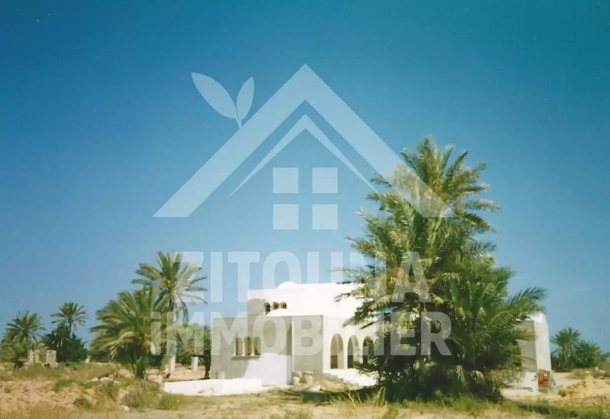 A vendre une villa Typique à Jerba sur la route touristique Elkantara-Aghir, à 500 m de la plus belle plage « Lalla-Hadria » de Djerba, en face du musée « Djerba Explore ».
