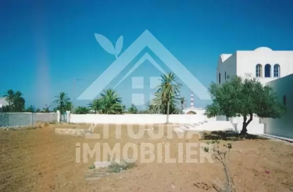 A vendre une villa Typique à Jerba sur la route touristique Elkantara-Aghir, à 500 m de la plus belle plage « Lalla-Hadria » de Djerba, en face du musée « Djerba Explore ».