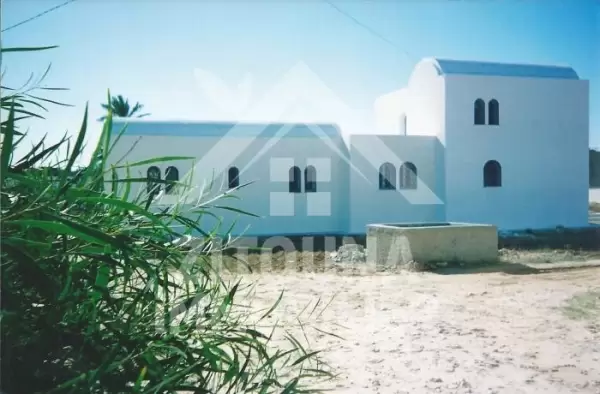 A vendre une villa Typique à Jerba sur la route touristique Elkantara-Aghir, à 500 m de la plus belle plage « Lalla-Hadria » de Djerba, en face du musée « Djerba Explore ».