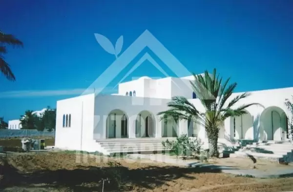 A vendre une villa Typique à Jerba sur la route touristique Elkantara-Aghir, à 500 m de la plus belle plage « Lalla-Hadria » de Djerba, en face du musée « Djerba Explore ».