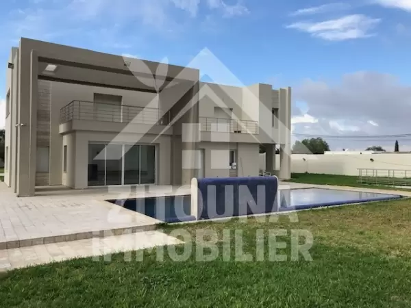 A vendre une villa prestigieuse dans l'esprit contemporain à la SOUKRA