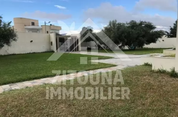A vendre une villa prestigieuse dans l'esprit contemporain à la SOUKRA
