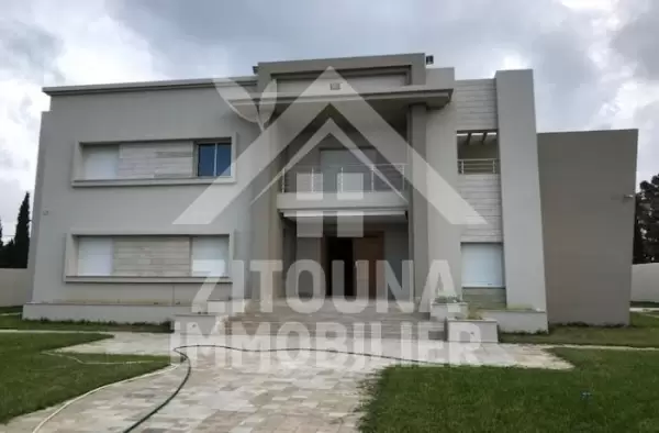 A vendre une villa prestigieuse dans l'esprit contemporain à la SOUKRA