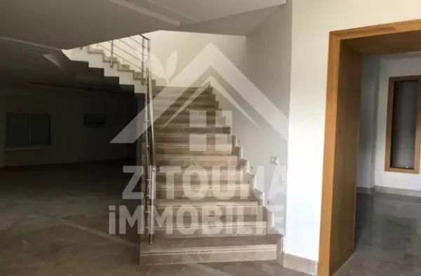 A vendre une villa prestigieuse dans l'esprit contemporain à la SOUKRA