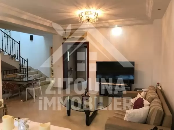 A louer un beau Triplex au route de relais la Marsa