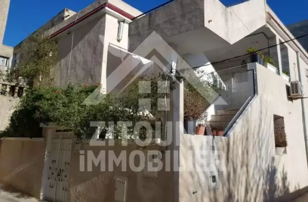 A vendre une maison sur 2 niveaux à la Marsa Bhar Lazrague