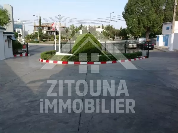 A vendre une villa sur 2 niveaux , studio et une boutique sur une avenue principale à la Marsa