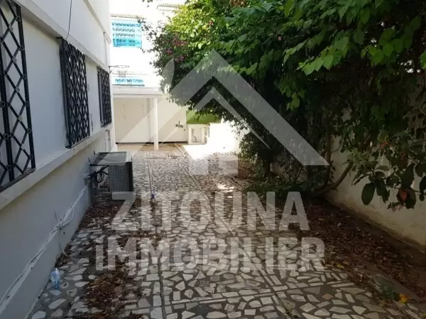 A louer une belle villa à la Marsa Corniche