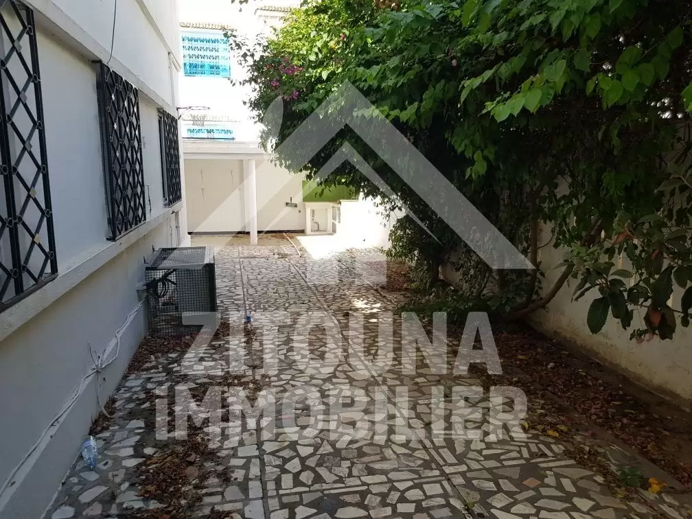 A louer une belle villa à la Marsa Corniche