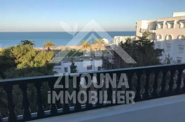 A louer un beau duplex à la Marsa Plage avec une vue imprenable sur la mer.