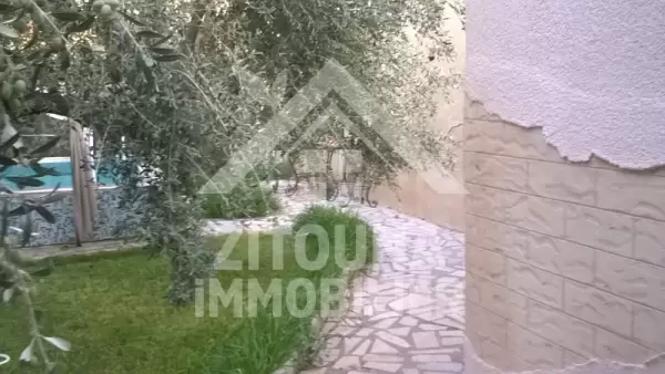 A vendre une villa sur 2 niveaux à Fondok jdid
