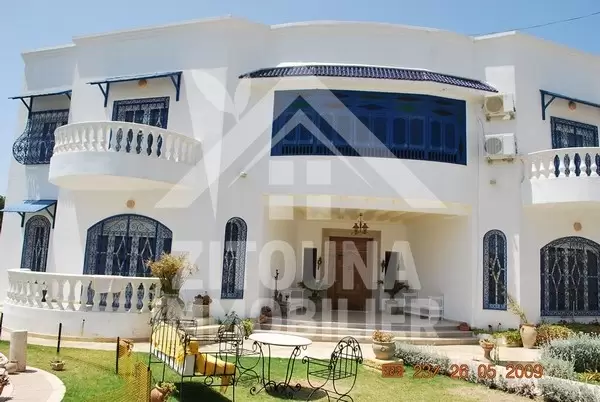 Villa de maitre a vendre à la Soukra