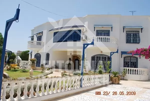 Villa de maitre a vendre à la Soukra