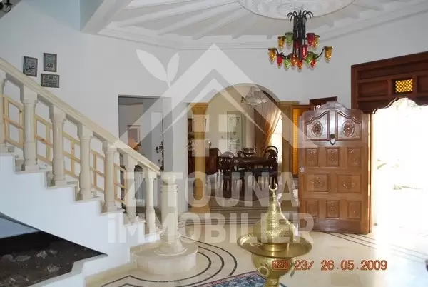 Villa de maitre a vendre à la Soukra