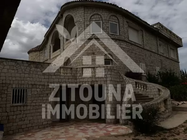 A vendre une villa style architecturaux atypique dans une ferme à Morneg