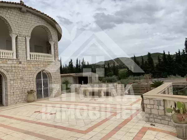A vendre une villa style architecturaux atypique dans une ferme à Morneg