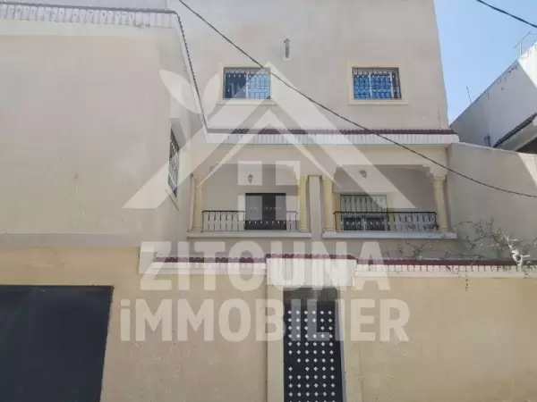 A vendre une Maison sur 3 niveaux à Bhar Lazreg