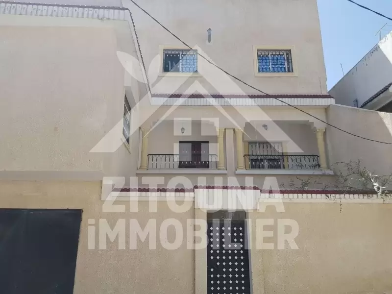 A vendre une Maison sur 3 niveaux à Bhar Lazreg