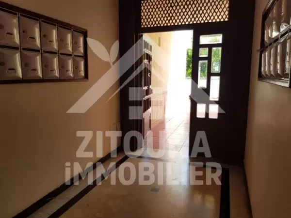 A vendre un appartement en s+3 dans une résidence gardée à Salambo