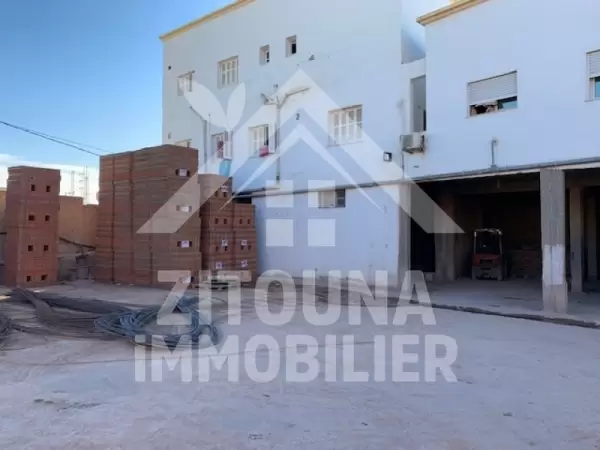 A vendre 3 appartements , un entrepôt avec des bureaux et une quincaillerie sur l'avenue principale à Borj Touil