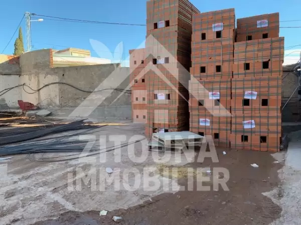 A vendre 3 appartements , un entrepôt avec des bureaux et une quincaillerie sur l'avenue principale à Borj Touil