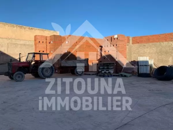 A vendre 3 appartements , un entrepôt avec des bureaux et une quincaillerie sur l'avenue principale à Borj Touil