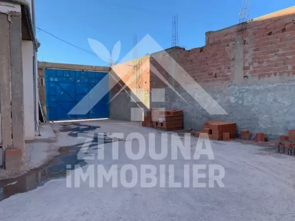 A vendre 3 appartements , un entrepôt avec des bureaux et une quincaillerie sur l'avenue principale à Borj Touil