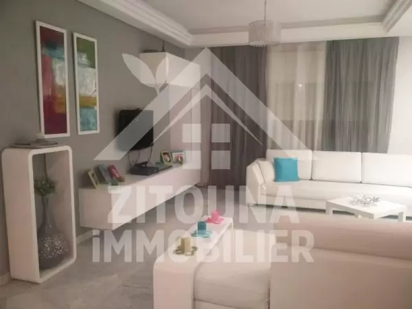 A louer un bel appartement richement meublé avec accés au jardin à la Marsa Plage