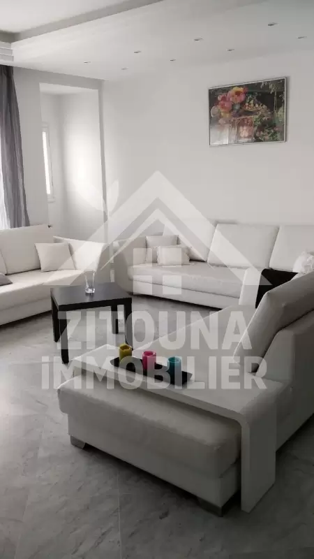 A louer un bel appartement richement meublé avec accés au jardin à la Marsa Plage