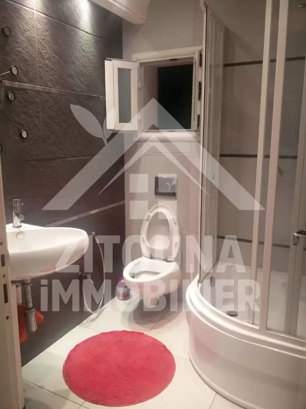 A louer un bel appartement richement meublé avec accés au jardin à la Marsa Plage