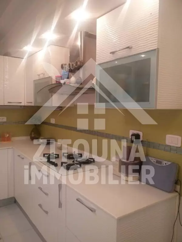 A louer un bel appartement richement meublé avec accés au jardin à la Marsa Plage