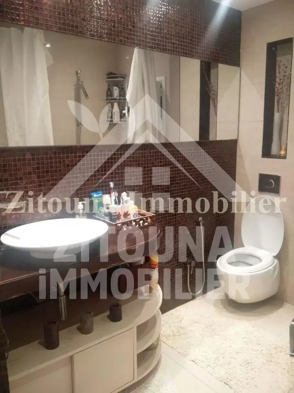 A louer un bel appartement richement meublé avec accés au jardin à la Marsa Plage