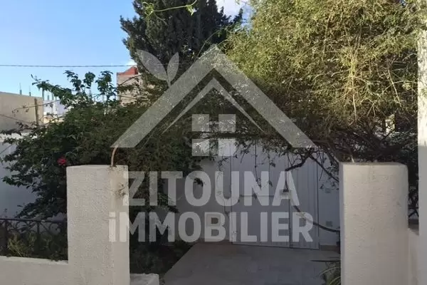 A vendre une villa sur deux niveaux avec un duplex indépendant dans un quartier résidentiel à la Marsa SIDI Abdelaziz