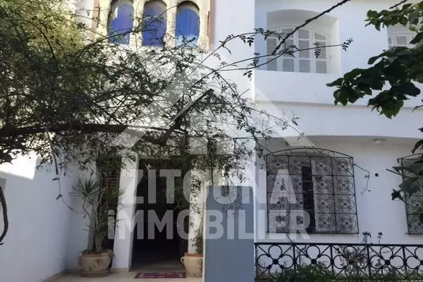 A vendre une villa sur deux niveaux avec un duplex indépendant dans un quartier résidentiel à la Marsa SIDI Abdelaziz