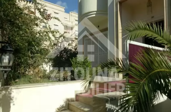 A vendre une opportunité d'affaire exceptionnelle pour un triplex dans une résidence bien gardée à Ain Zaghouan Nord