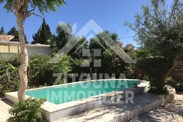 A vendre une villa avec des locaux commerciaux à la Marsa ville