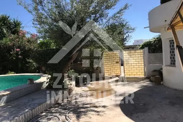 A vendre une villa avec des locaux commerciaux à la Marsa ville